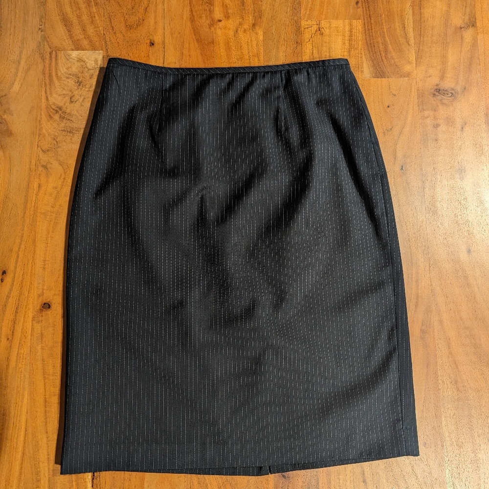 Calvin Klein Navy pin stripe pencil skirt, women's size 6